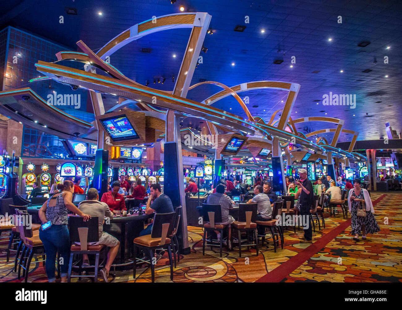 Moderne inngang til Oakventurepath Restaurant og Casino med resepsjonsområde