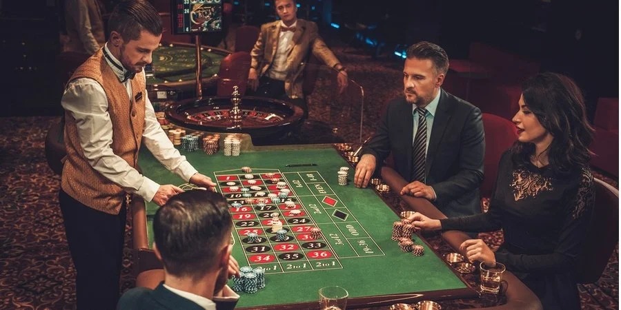 Oakventurepath restaurant og murstein-og-mørtel casino med en nordlys-inspirert fasade i sentrum av Oslo
